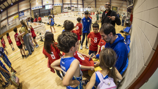 Cerca de 500 niños se dieron cita en el pabellón Carballo Calero para participar en una nueva edición del Pequebasket organizado por las Escola Basket Xiria