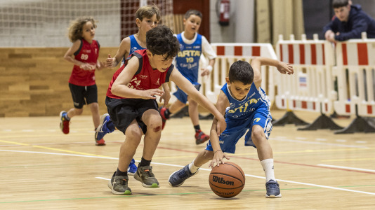 Cerca de 500 niños se dieron cita en el pabellón Carballo Calero para participar en una nueva edición del Pequebasket organizado por las Escola Basket Xiria