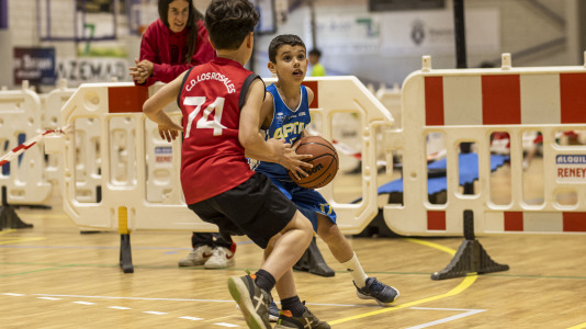 Cerca de 500 niños se dieron cita en el pabellón Carballo Calero para participar en una nueva edición del Pequebasket organizado por las Escola Basket Xiria