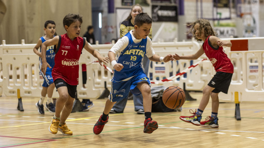 Cerca de 500 niños se dieron cita en el pabellón Carballo Calero para participar en una nueva edición del Pequebasket organizado por las Escola Basket Xiria