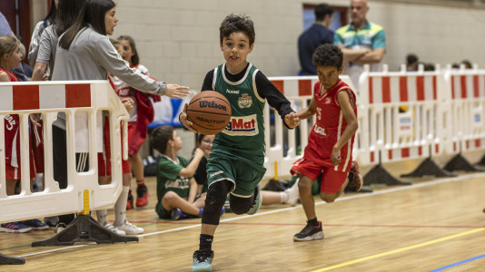 Cerca de 500 niños se dieron cita en el pabellón Carballo Calero para participar en una nueva edición del Pequebasket organizado por las Escola Basket Xiria