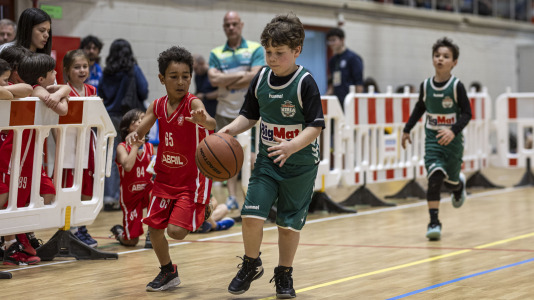 Cerca de 500 niños se dieron cita en el pabellón Carballo Calero para participar en una nueva edición del Pequebasket organizado por las Escola Basket Xiria