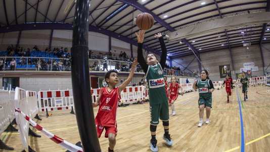 Cerca de 500 niños se dieron cita en el pabellón Carballo Calero para participar en una nueva edición del Pequebasket organizado por las Escola Basket Xiria