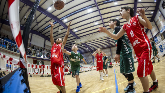 Cerca de 500 niños se dieron cita en el pabellón Carballo Calero para participar en una nueva edición del Pequebasket organizado por las Escola Basket Xiria