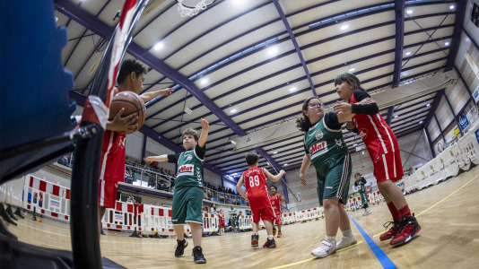 Cerca de 500 niños se dieron cita en el pabellón Carballo Calero para participar en una nueva edición del Pequebasket organizado por las Escola Basket Xiria