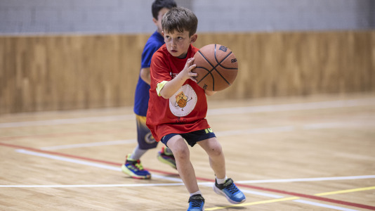 Cerca de 500 niños se dieron cita en el pabellón Carballo Calero para participar en una nueva edición del Pequebasket organizado por las Escola Basket Xiria