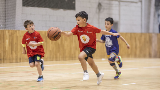 Cerca de 500 niños se dieron cita en el pabellón Carballo Calero para participar en una nueva edición del Pequebasket organizado por las Escola Basket Xiria