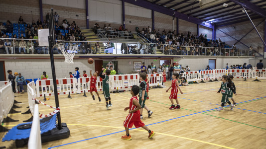 Cerca de 500 niños se dieron cita en el pabellón Carballo Calero para participar en una nueva edición del Pequebasket organizado por las Escola Basket Xiria