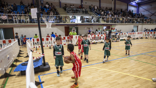 Cerca de 500 niños se dieron cita en el pabellón Carballo Calero para participar en una nueva edición del Pequebasket organizado por las Escola Basket Xiria