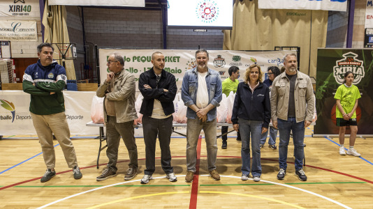 Cerca de 500 niños se dieron cita en el pabellón Carballo Calero para participar en una nueva edición del Pequebasket organizado por las Escola Basket Xiria