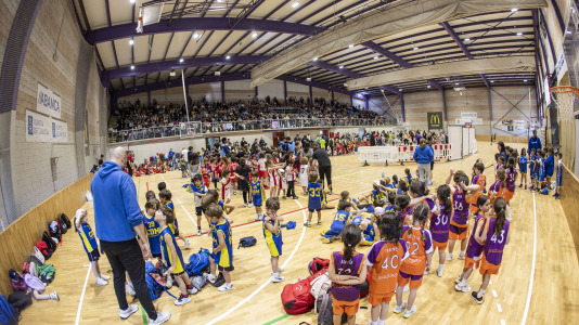 Cerca de 500 niños se dieron cita en el pabellón Carballo Calero para participar en una nueva edición del Pequebasket organizado por las Escola Basket Xiria