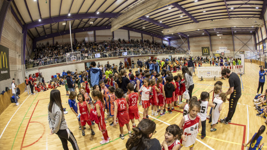 Cerca de 500 niños se dieron cita en el pabellón Carballo Calero para participar en una nueva edición del Pequebasket organizado por las Escola Basket Xiria