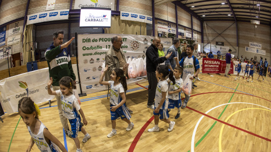 Cerca de 500 niños se dieron cita en el pabellón Carballo Calero para participar en una nueva edición del Pequebasket organizado por las Escola Basket Xiria