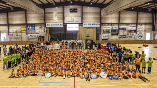 Cerca de 500 niños se dieron cita en el pabellón Carballo Calero para participar en una nueva edición del Pequebasket organizado por las Escola Basket Xiria