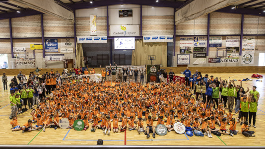 Cerca de 500 niños se dieron cita en el pabellón Carballo Calero para participar en una nueva edición del Pequebasket organizado por las Escola Basket Xiria