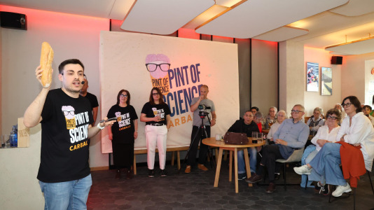 Carballo puso en marcha este lunes una nueva edición de Pint of Science con el químico David Castro y la historiadora Désirée Domínguez en el bar Marabú