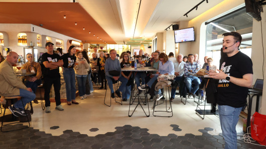 Carballo puso en marcha este lunes una nueva edición de Pint of Science con el químico David Castro y la historiadora Désirée Domínguez en el bar Marabú