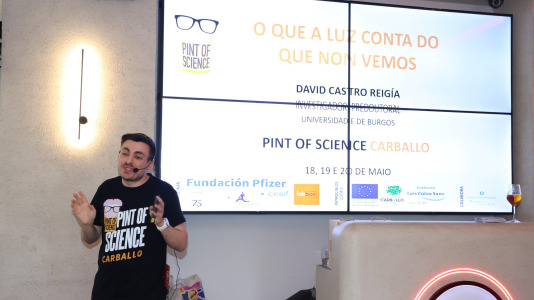 Carballo puso en marcha este lunes una nueva edición de Pint of Science con el químico David Castro y la historiadora Désirée Domínguez en el bar Marabú