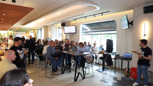 Carballo puso en marcha este lunes una nueva edición de Pint of Science con el químico David Castro y la historiadora Désirée Domínguez en el bar Marabú