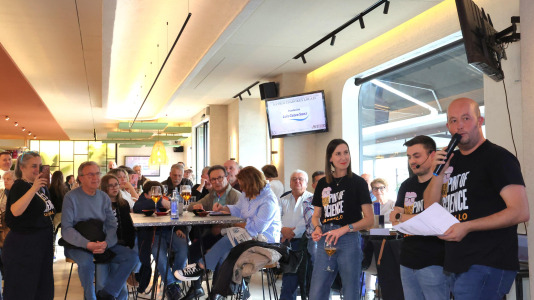 Carballo puso en marcha este lunes una nueva edición de Pint of Science con el químico David Castro y la historiadora Désirée Domínguez en el bar Marabú