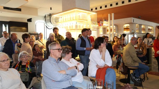 Carballo puso en marcha este lunes una nueva edición de Pint of Science con el químico David Castro y la historiadora Désirée Domínguez en el bar Marabú