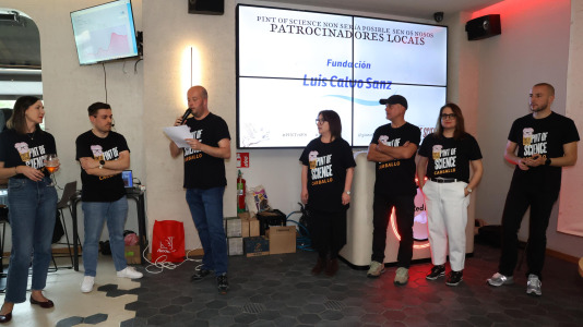 Carballo puso en marcha este lunes una nueva edición de Pint of Science con el químico David Castro y la historiadora Désirée Domínguez en el bar Marabú