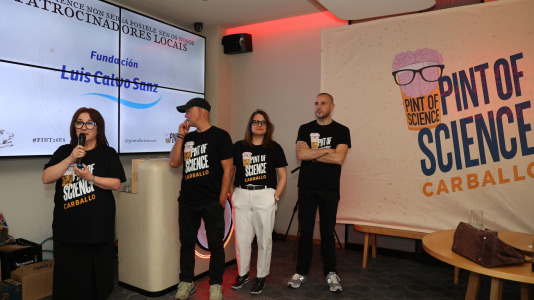 Carballo puso en marcha este lunes una nueva edición de Pint of Science con el químico David Castro y la historiadora Désirée Domínguez en el bar Marabú