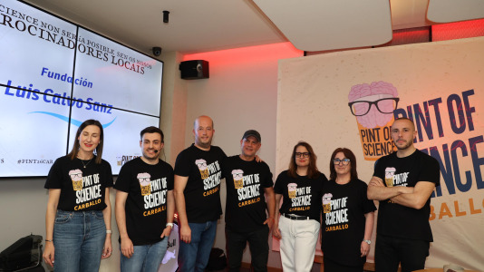 Carballo puso en marcha este lunes una nueva edición de Pint of Science con el químico David Castro y la historiadora Désirée Domínguez en el bar Marabú