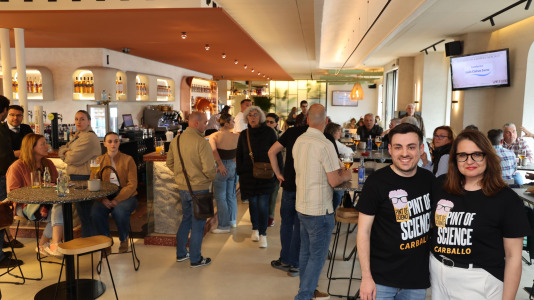 Carballo puso en marcha este lunes una nueva edición de Pint of Science con el químico David Castro y la historiadora Désirée Domínguez en el bar Marabú