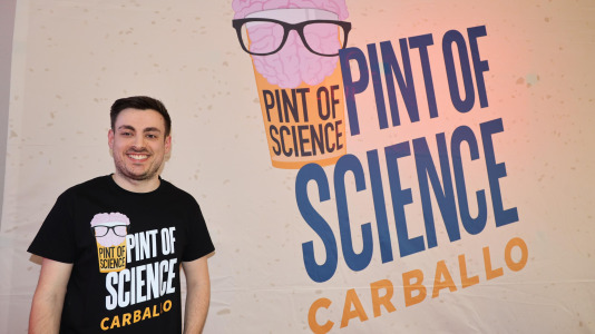 Carballo puso en marcha este lunes una nueva edición de Pint of Science con el químico David Castro y la historiadora Désirée Domínguez en el bar Marabú