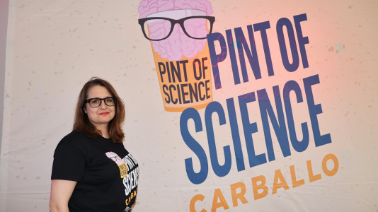 Carballo puso en marcha este lunes una nueva edición de Pint of Science con el químico David Castro y la historiadora Désirée Domínguez en el bar Marabú