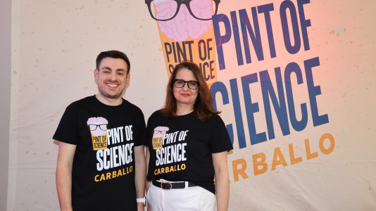 Carballo puso en marcha este lunes una nueva edición de Pint of Science con el químico David Castro y la historiadora Désirée Domínguez en el bar Marabú