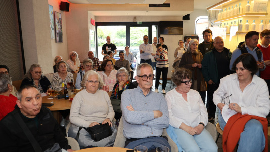 Carballo puso en marcha este lunes una nueva edición de Pint of Science con el químico David Castro y la historiadora Désirée Domínguez en el bar Marabú