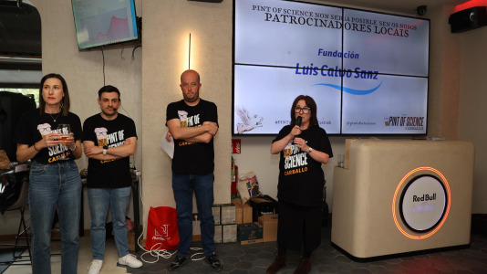 Carballo puso en marcha este lunes una nueva edición de Pint of Science con el químico David Castro y la historiadora Désirée Domínguez en el bar Marabú