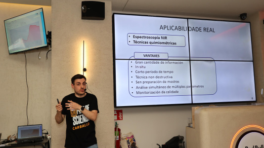 Carballo puso en marcha este lunes una nueva edición de Pint of Science con el químico David Castro y la historiadora Désirée Domínguez en el bar Marabú