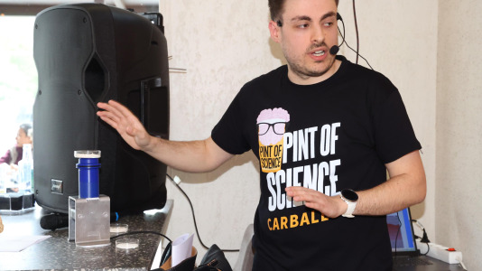 Carballo puso en marcha este lunes una nueva edición de Pint of Science con el químico David Castro y la historiadora Désirée Domínguez en el bar Marabú