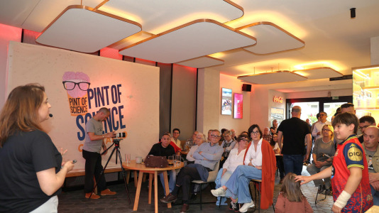 Carballo puso en marcha este lunes una nueva edición de Pint of Science con el químico David Castro y la historiadora Désirée Domínguez en el bar Marabú