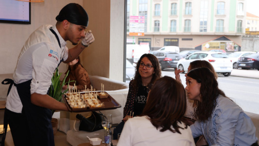 Carballo puso en marcha este lunes una nueva edición de Pint of Science con el químico David Castro y la historiadora Désirée Domínguez en el bar Marabú