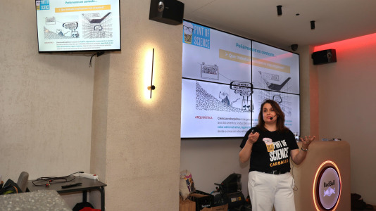 Carballo puso en marcha este lunes una nueva edición de Pint of Science con el químico David Castro y la historiadora Désirée Domínguez en el bar Marabú