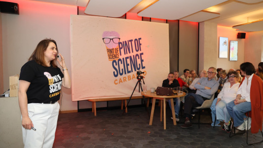 Carballo puso en marcha este lunes una nueva edición de Pint of Science con el químico David Castro y la historiadora Désirée Domínguez en el bar Marabú