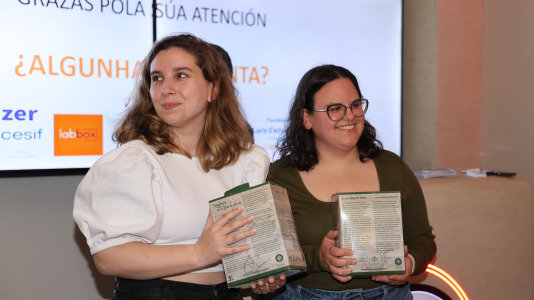 Carballo puso en marcha este lunes una nueva edición de Pint of Science con el químico David Castro y la historiadora Désirée Domínguez en el bar Marabú