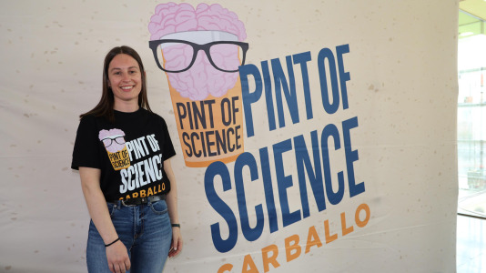 La cafetería del Pazo da Cultura se llenó en la segunda jornada del Pint of Science para las charlas del pediatra Alejandro Ávila y la biotecnóloga, Alba Vilariño