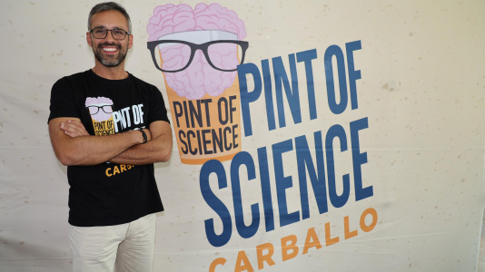 La cafetería del Pazo da Cultura se llenó en la segunda jornada del Pint of Science para las charlas del pediatra Alejandro Ávila y la biotecnóloga, Alba Vilariño