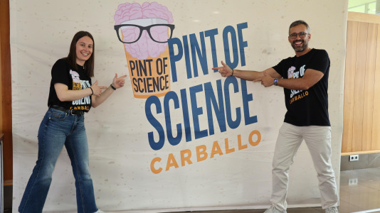 La cafetería del Pazo da Cultura se llenó en la segunda jornada del Pint of Science para las charlas del pediatra Alejandro Ávila y la biotecnóloga, Alba Vilariño