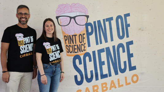 La cafetería del Pazo da Cultura se llenó en la segunda jornada del Pint of Science para las charlas del pediatra Alejandro Ávila y la biotecnóloga, Alba Vilariño