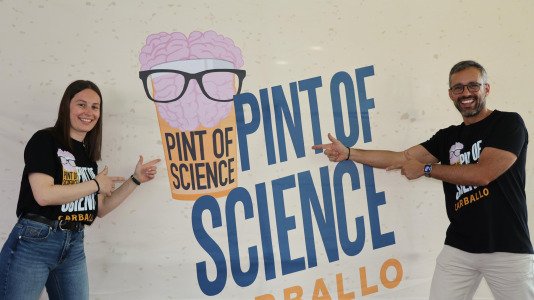 La cafetería del Pazo da Cultura se llenó en la segunda jornada del Pint of Science para las charlas del pediatra Alejandro Ávila y la biotecnóloga, Alba Vilariño
