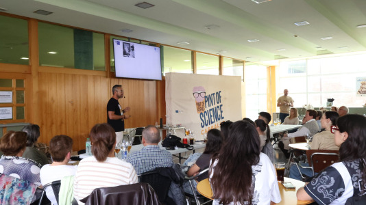 La cafetería del Pazo da Cultura se llenó en la segunda jornada del Pint of Science para las charlas del pediatra Alejandro Ávila y la biotecnóloga, Alba Vilariño