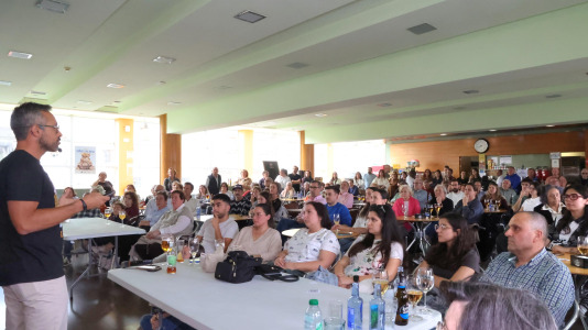 La cafetería del Pazo da Cultura se llenó en la segunda jornada del Pint of Science para las charlas del pediatra Alejandro Ávila y la biotecnóloga, Alba Vilariño