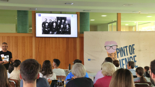 La cafetería del Pazo da Cultura se llenó en la segunda jornada del Pint of Science para las charlas del pediatra Alejandro Ávila y la biotecnóloga, Alba Vilariño