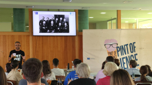 La cafetería del Pazo da Cultura se llenó en la segunda jornada del Pint of Science para las charlas del pediatra Alejandro Ávila y la biotecnóloga, Alba Vilariño